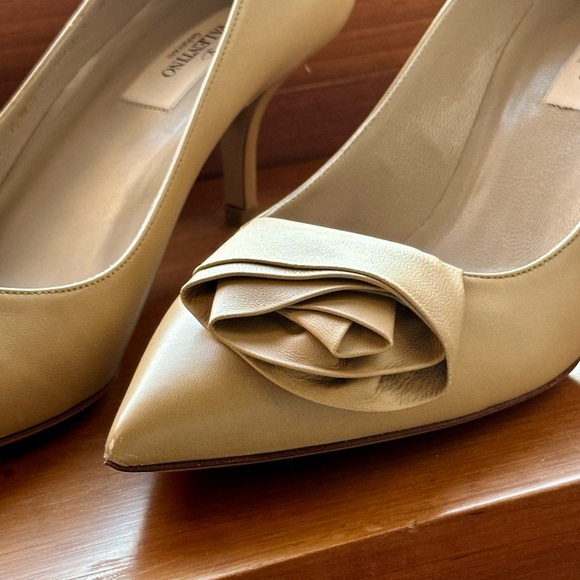 Authenticated Valentino Women's Beige Leather Heels with Flower 39 - Picture 3 of 12